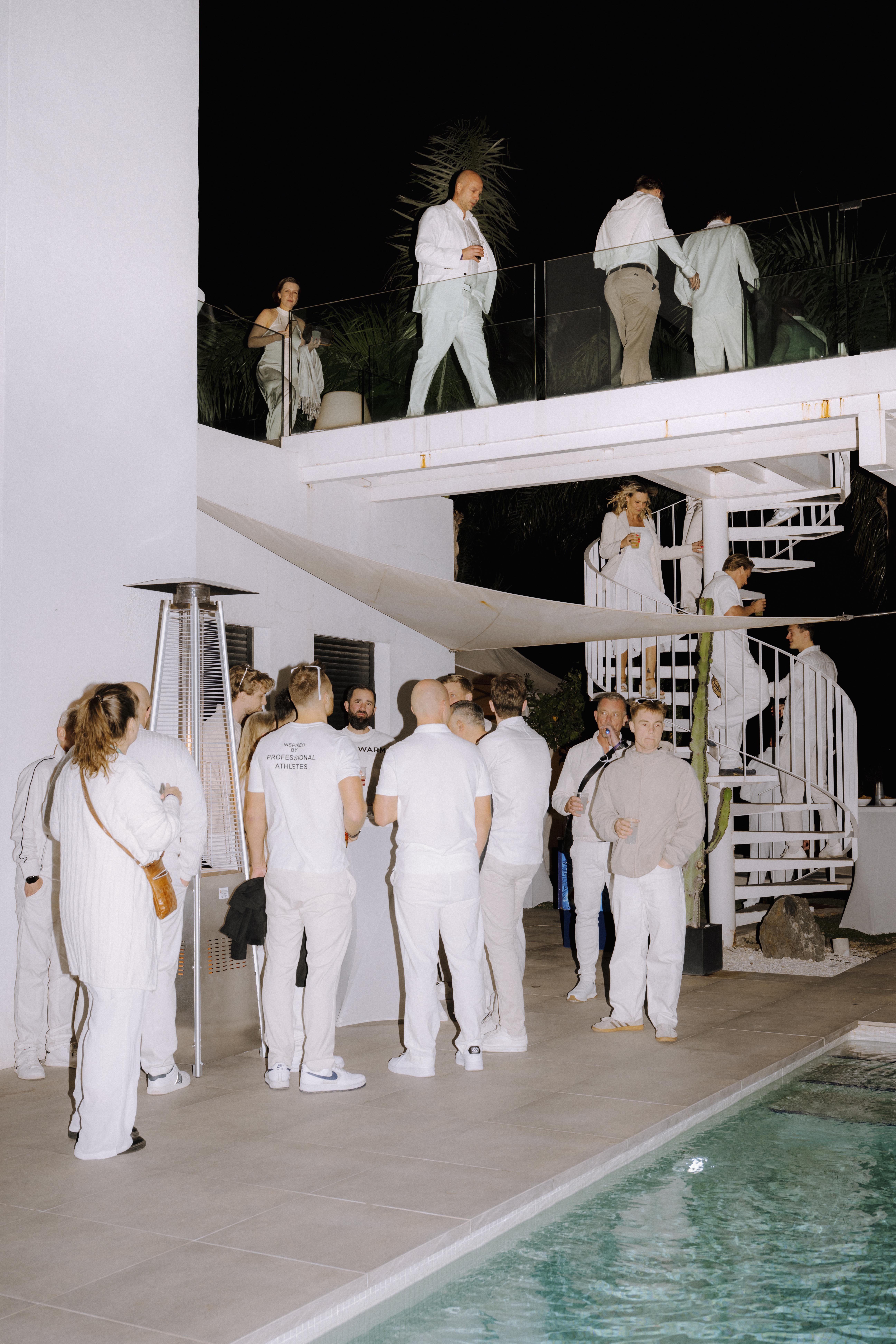 600 iværksættere i hvidt indtog Marbella. Jesper Buch var dj